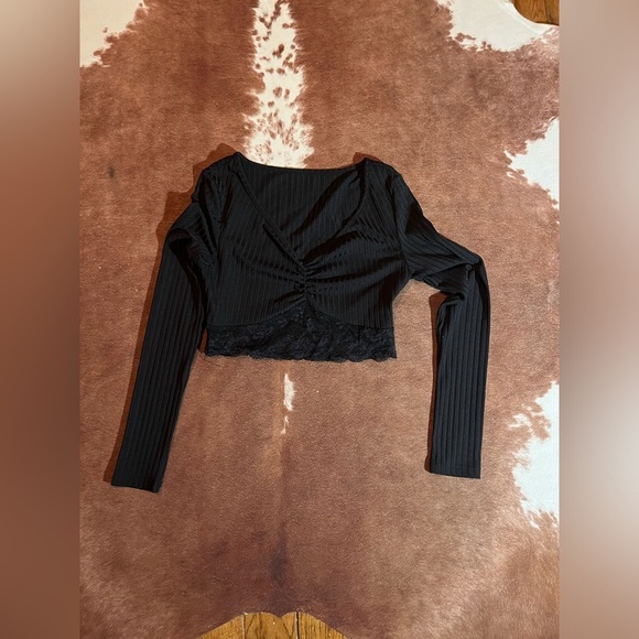 Shein top 
size small 
black long sleeve crop top - Picture 1 of 3